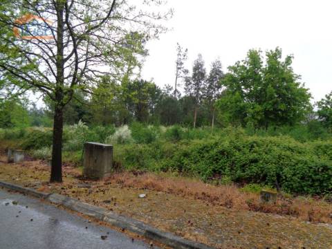 Terreno urbano para construção de moradia geminada em Rio de Loba