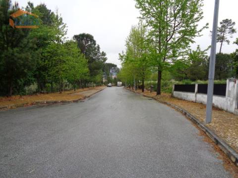 Terreno urbano para construção de moradia geminada em Rio de Loba