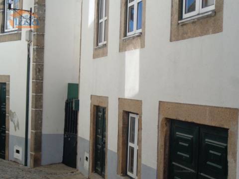 Prédio habitacional no centro de Moimenta da Beira