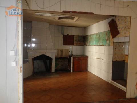 Prédio habitacional no centro de Moimenta da Beira