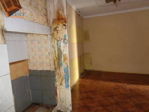 Prédio habitacional no centro de Moimenta da Beira