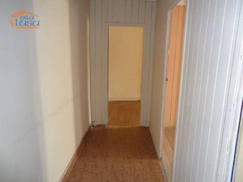 Prédio habitacional no centro de Moimenta da Beira