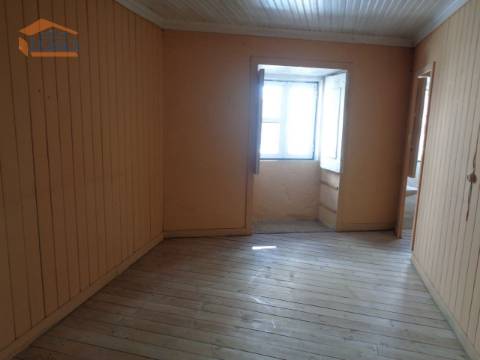 Prédio habitacional no centro de Moimenta da Beira