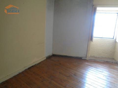 Prédio habitacional no centro de Moimenta da Beira