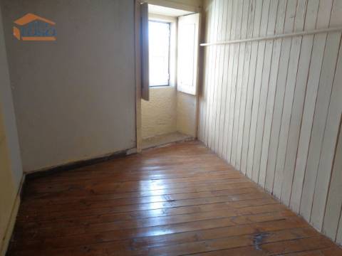 Prédio habitacional no centro de Moimenta da Beira