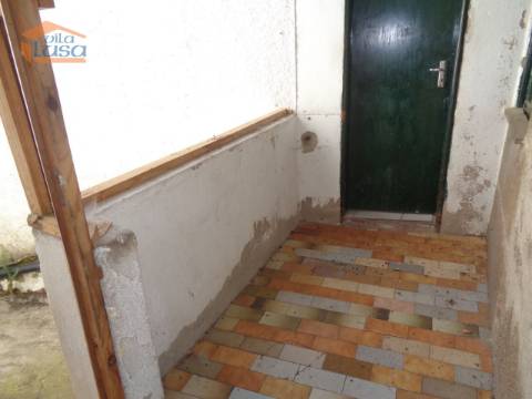 Prédio habitacional no centro de Moimenta da Beira