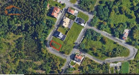 Terreno de gaveto para moradia 3 frentes em Avintes.