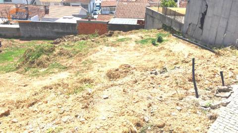 Terreno em Baguim com 794m2 
