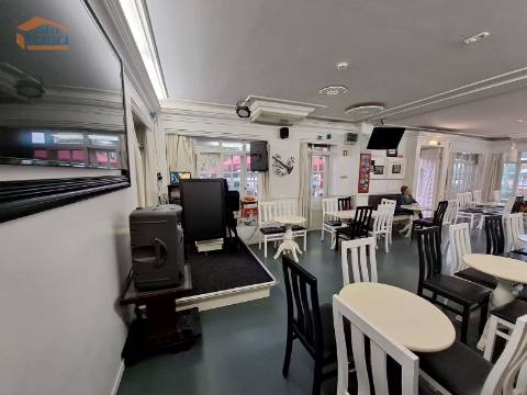  Oportunidade Única! Bar em Alvor à Venda!