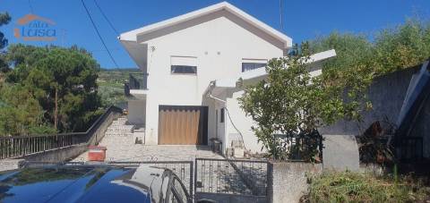 Moradia e terreno agrícola  de regadio 