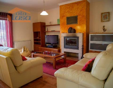 Moradia tranquila com excelente exposição solar para umas ferias inesquecíveis no campo. 