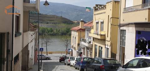 Prédio para venda em Peso da Régua com vistas rio Douro