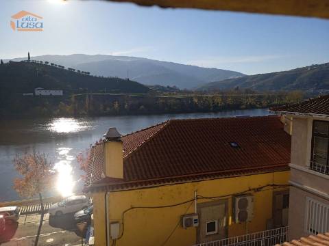 Prédio para venda em Peso da Régua com vistas rio Douro