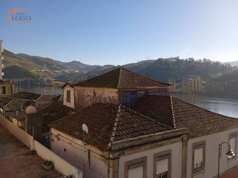 Prédio para venda em Peso da Régua com vistas rio Douro