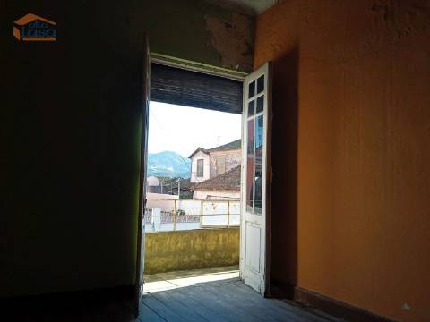Prédio para venda em Peso da Régua com vistas rio Douro