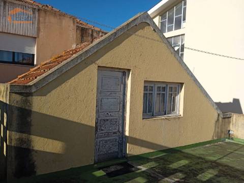 Prédio para venda em Peso da Régua com vistas rio Douro