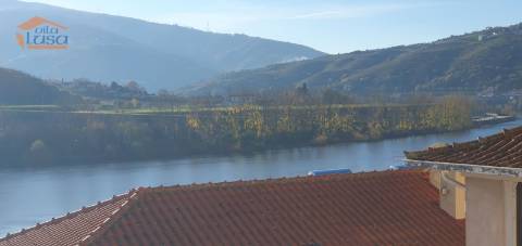 Prédio para venda em Peso da Régua com vistas rio Douro