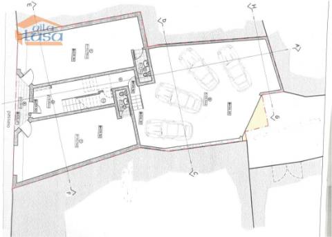 Prédio para recuperar no centro de Nelas