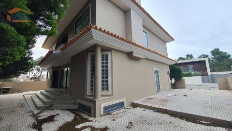 Moradia de 4 frentes na praia da Madalena, VN Gaia