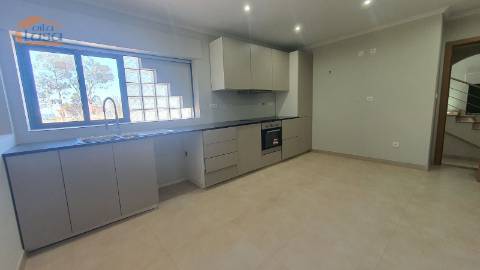 Moradia de 4 frentes na praia da Madalena, VN Gaia