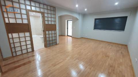 Moradia de 4 frentes na praia da Madalena, VN Gaia