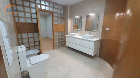 Moradia de 4 frentes na praia da Madalena, VN Gaia