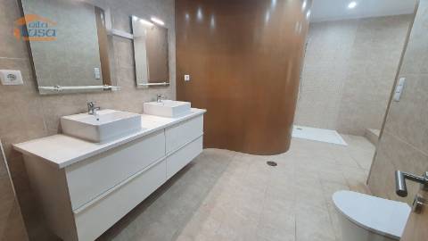 Moradia de 4 frentes na praia da Madalena, VN Gaia