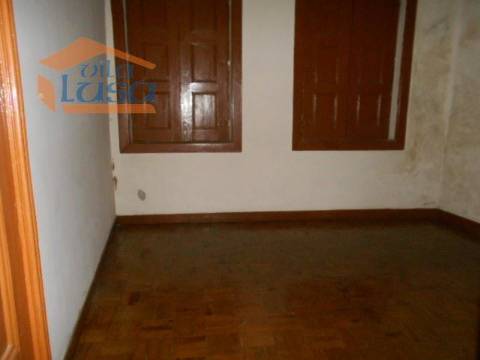 Prédio para recuperar em Nelas