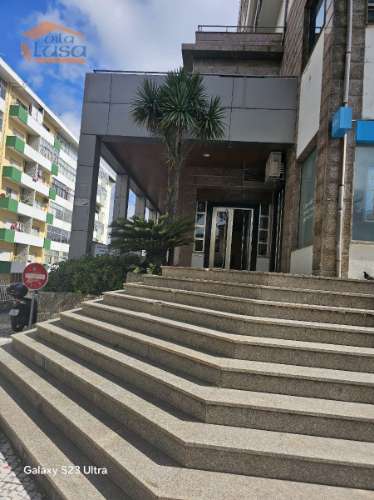 Loja de rua num rés-do-chão destinado a comércio em Viseu.