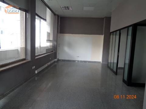 Loja de rua num rés-do-chão destinado a comércio em Viseu.