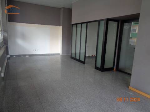 Loja de rua num rés-do-chão destinado a comércio em Viseu.