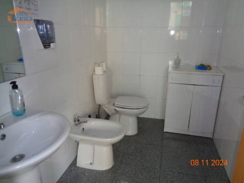 Loja de rua num rés-do-chão destinado a comércio em Viseu.