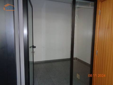 Loja de rua num rés-do-chão destinado a comércio em Viseu.