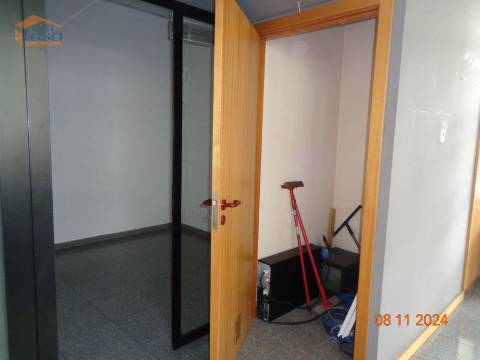 Loja de rua num rés-do-chão destinado a comércio em Viseu.