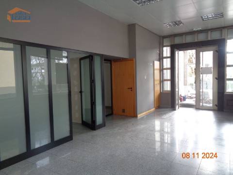 Loja de rua num rés-do-chão destinado a comércio em Viseu.