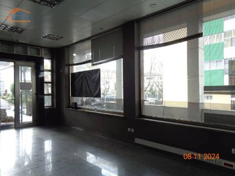 Loja de rua num rés-do-chão destinado a comércio em Viseu.