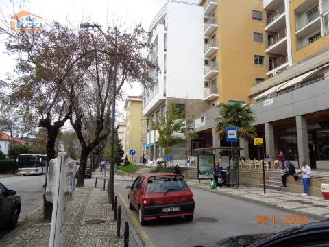Loja de rua num rés-do-chão destinado a comércio em Viseu.