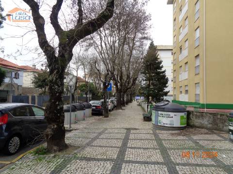 Loja de rua num rés-do-chão destinado a comércio em Viseu.