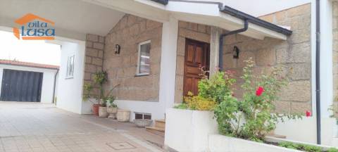 Moradia T6, com 3 frentes no centro de Valongo.