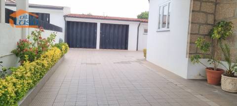 Moradia T6, com 3 frentes no centro de Valongo.