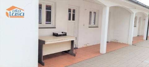 Moradia T6, com 3 frentes no centro de Valongo.