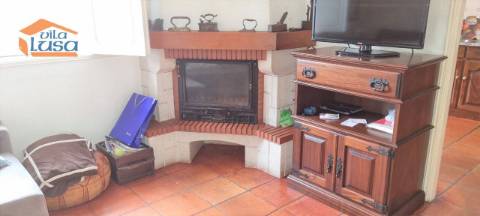 Moradia T6, com 3 frentes no centro de Valongo.