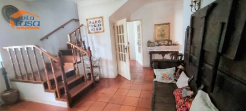 Moradia T6, com 3 frentes no centro de Valongo.