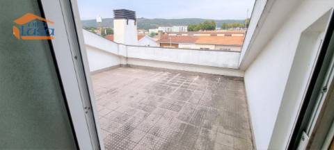 Moradia T6, com 3 frentes no centro de Valongo.