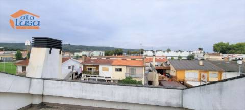 Moradia T6, com 3 frentes no centro de Valongo.