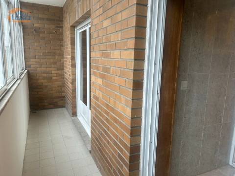 Apartamento T2 Suite Edifício Alamo ao Hospital São João lugar de garagem e arrumos