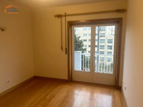 Apartamento T2 Suite Edifício Alamo ao Hospital São João lugar de garagem e arrumos