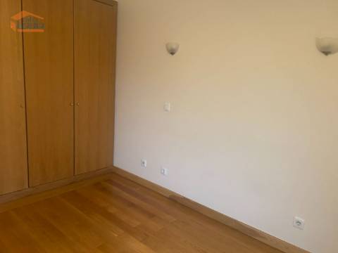 Apartamento T2 Suite Edifício Alamo ao Hospital São João lugar de garagem e arrumos