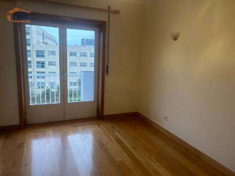 Apartamento T2 Suite Edifício Alamo ao Hospital São João lugar de garagem e arrumos