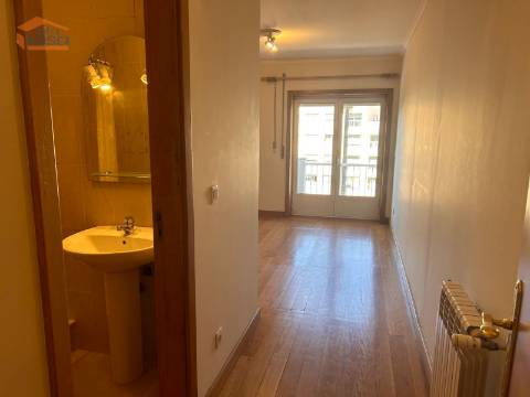 Apartamento T2 Suite Edifício Alamo ao Hospital São João lugar de garagem e arrumos